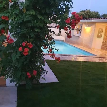Dependance Et Avec Piscine Et Jardin Prives Sans Vis-a-vis Holiday home