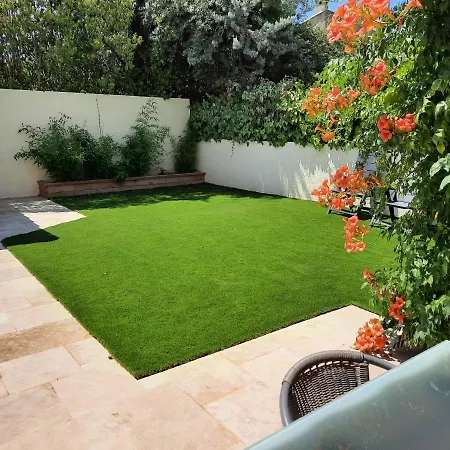 Dependance Et Avec Piscine Et Jardin Prives Sans Vis-a-vis *