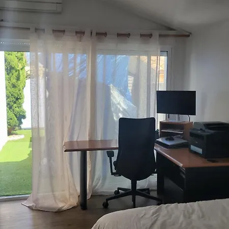 Dependance Et Avec Piscine Et Jardin Prives Sans Vis-a-vis *
